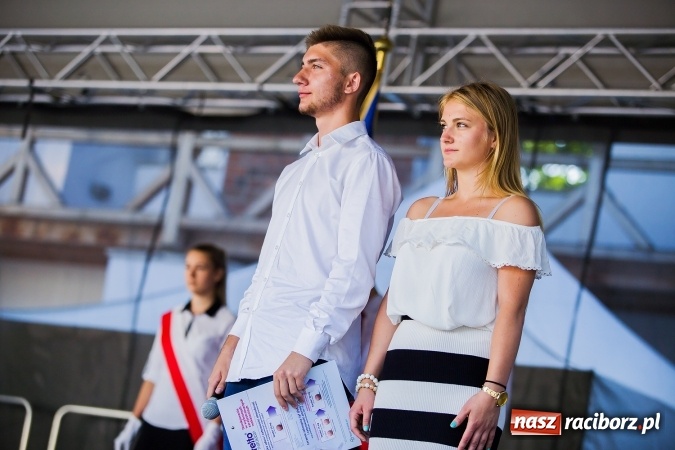 Zdjęcie w galerii na portalu naszraciborz.pl: Zakończenie roku szkolnego CKZiU nr 1 na zamku. Nagroda dla jednego z uczni&oacute;w w konkursie Inkubator szkolnych biznes&oacute;w wiadomości z regionu