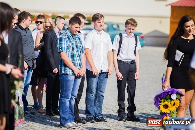 Zdjęcie w galerii na portalu naszraciborz.pl: Zakończenie roku szkolnego CKZiU nr 1 na zamku. Nagroda dla jednego z uczni&oacute;w w konkursie Inkubator szkolnych biznes&oacute;w wiadomości z regionu