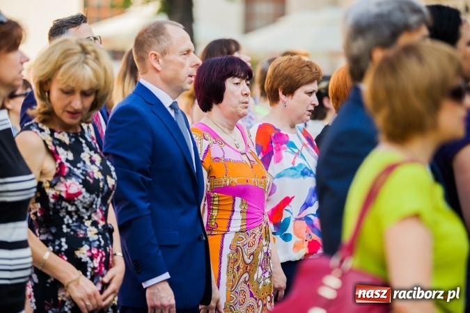 Zdjęcie w galerii na portalu naszraciborz.pl: Zakończenie roku szkolnego CKZiU nr 1 na zamku. Nagroda dla jednego z uczni&oacute;w w konkursie Inkubator szkolnych biznes&oacute;w wiadomości z regionu