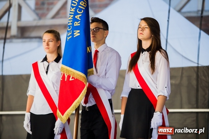 Zdjęcie w galerii na portalu naszraciborz.pl: Zakończenie roku szkolnego CKZiU nr 1 na zamku. Nagroda dla jednego z uczni&oacute;w w konkursie Inkubator szkolnych biznes&oacute;w wiadomości z regionu