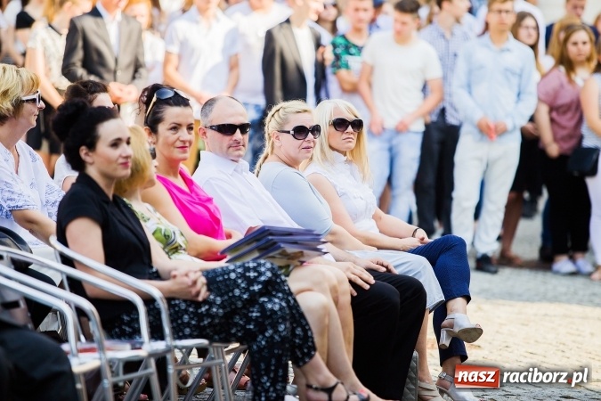 Zdjęcie w galerii na portalu naszraciborz.pl: Zakończenie roku szkolnego CKZiU nr 1 na zamku. Nagroda dla jednego z uczni&oacute;w w konkursie Inkubator szkolnych biznes&oacute;w wiadomości z regionu