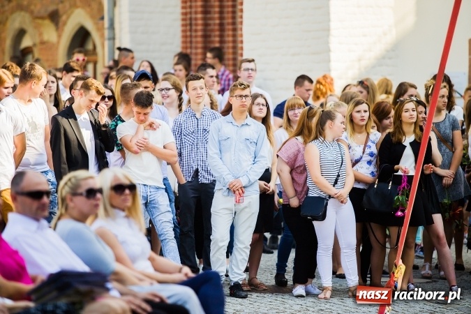 Zdjęcie w galerii na portalu naszraciborz.pl: Zakończenie roku szkolnego CKZiU nr 1 na zamku. Nagroda dla jednego z uczni&oacute;w w konkursie Inkubator szkolnych biznes&oacute;w wiadomości z regionu