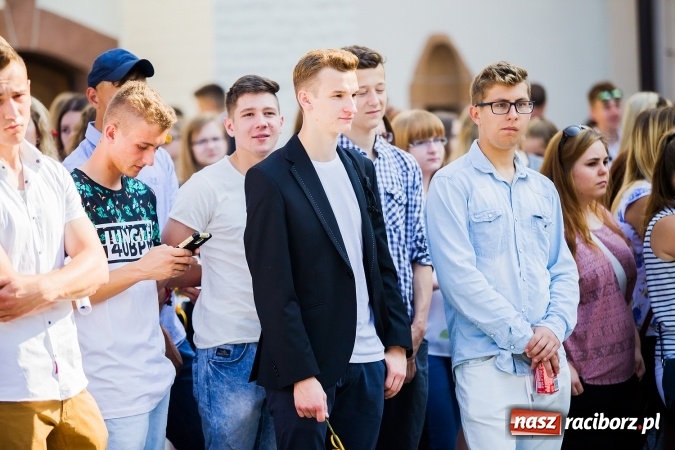 Zdjęcie w galerii na portalu naszraciborz.pl: Zakończenie roku szkolnego CKZiU nr 1 na zamku. Nagroda dla jednego z uczni&oacute;w w konkursie Inkubator szkolnych biznes&oacute;w wiadomości z regionu