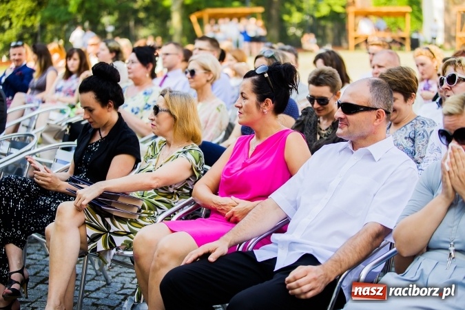 Zdjęcie w galerii na portalu naszraciborz.pl: Zakończenie roku szkolnego CKZiU nr 1 na zamku. Nagroda dla jednego z uczni&oacute;w w konkursie Inkubator szkolnych biznes&oacute;w wiadomości z regionu