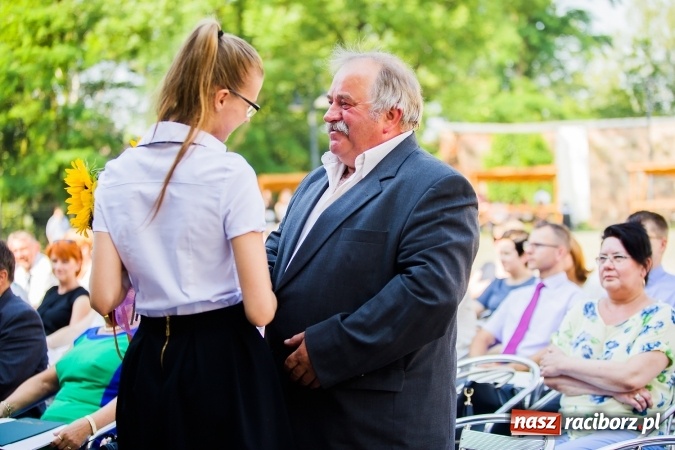 Zdjęcie w galerii na portalu naszraciborz.pl: Zakończenie roku szkolnego CKZiU nr 1 na zamku. Nagroda dla jednego z uczni&oacute;w w konkursie Inkubator szkolnych biznes&oacute;w wiadomości z regionu