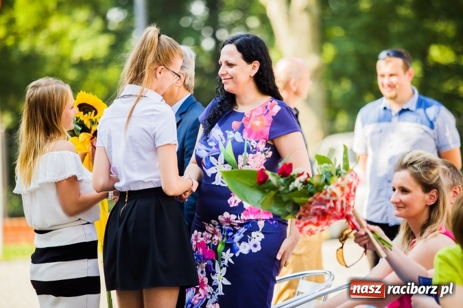 Zdjęcie w galerii na portalu naszraciborz.pl: Zakończenie roku szkolnego CKZiU nr 1 na zamku. Nagroda dla jednego z uczni&oacute;w w konkursie Inkubator szkolnych biznes&oacute;w wiadomości z regionu