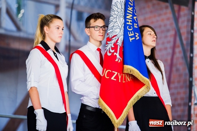 Zdjęcie w galerii na portalu naszraciborz.pl: Zakończenie roku szkolnego CKZiU nr 1 na zamku. Nagroda dla jednego z uczni&oacute;w w konkursie Inkubator szkolnych biznes&oacute;w wiadomości z regionu