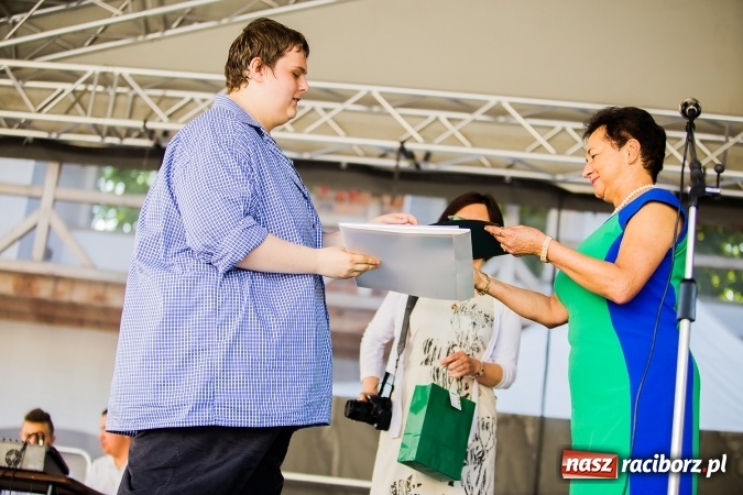 Zdjęcie w galerii na portalu naszraciborz.pl: Zakończenie roku szkolnego CKZiU nr 1 na zamku. Nagroda dla jednego z uczni&oacute;w w konkursie Inkubator szkolnych biznes&oacute;w wiadomości z regionu