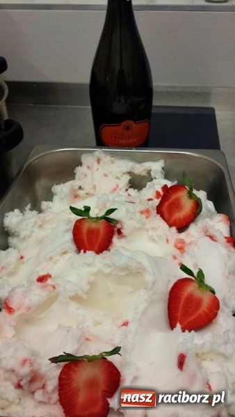 Zdjęcie w galerii na portalu naszraciborz.pl: Lodziarnia pod orzechem – lody naturalnie dobre wiadomości z regionu