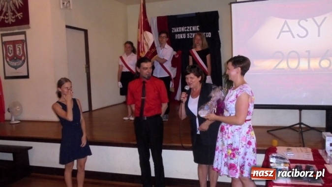 Zdjęcie w galerii na portalu naszraciborz.pl: Pożegnanie klas trzecich w Gimnazjum nr 5  wiadomości z regionu