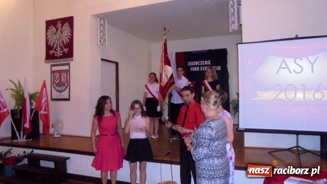 Zdjęcie w galerii na portalu naszraciborz.pl: Pożegnanie klas trzecich w Gimnazjum nr 5  wiadomości z regionu