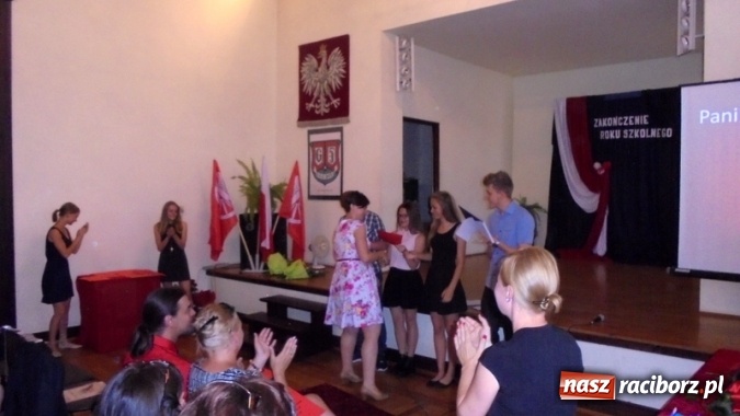 Zdjęcie w galerii na portalu naszraciborz.pl: Pożegnanie klas trzecich w Gimnazjum nr 5  wiadomości z regionu
