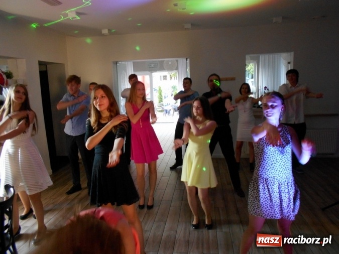 Zdjęcie w galerii na portalu naszraciborz.pl: Pożegnanie klas trzecich w Gimnazjum nr 5  wiadomości z regionu