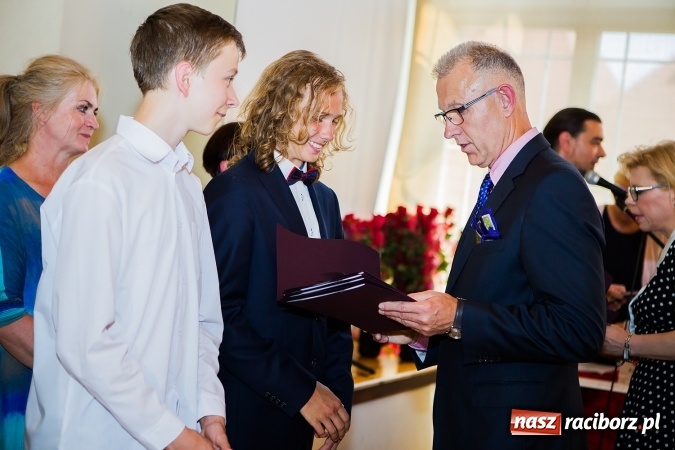 Zdjęcie w galerii na portalu naszraciborz.pl: Miejskie zakończenie roku szkolnego w G5 wiadomości z regionu