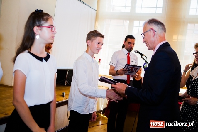 Zdjęcie w galerii na portalu naszraciborz.pl: Miejskie zakończenie roku szkolnego w G5 wiadomości z regionu