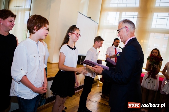 Zdjęcie w galerii na portalu naszraciborz.pl: Miejskie zakończenie roku szkolnego w G5 wiadomości z regionu
