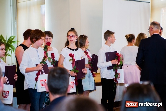Zdjęcie w galerii na portalu naszraciborz.pl: Miejskie zakończenie roku szkolnego w G5 wiadomości z regionu