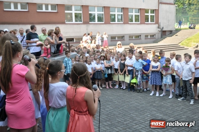 Zdjęcie w galerii na portalu naszraciborz.pl: Uroczyste zakończenie roku szkolnego w Szkole Podstawowej nr 18 im. Książąt Raciborskich wiadomości z regionu
