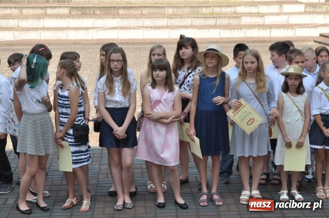 Zdjęcie w galerii na portalu naszraciborz.pl: Uroczyste zakończenie roku szkolnego w Szkole Podstawowej nr 18 im. Książąt Raciborskich wiadomości z regionu