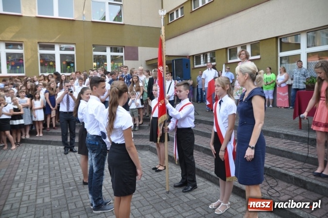 Zdjęcie w galerii na portalu naszraciborz.pl: Uroczyste zakończenie roku szkolnego w Szkole Podstawowej nr 18 im. Książąt Raciborskich wiadomości z regionu