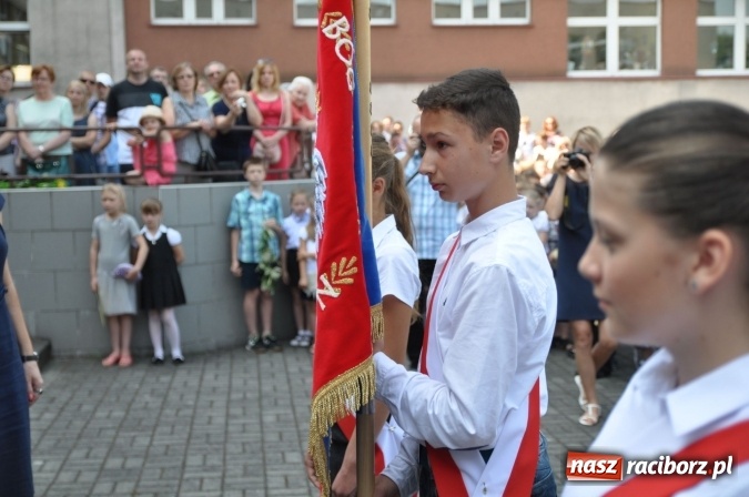 Zdjęcie w galerii na portalu naszraciborz.pl: Uroczyste zakończenie roku szkolnego w Szkole Podstawowej nr 18 im. Książąt Raciborskich wiadomości z regionu