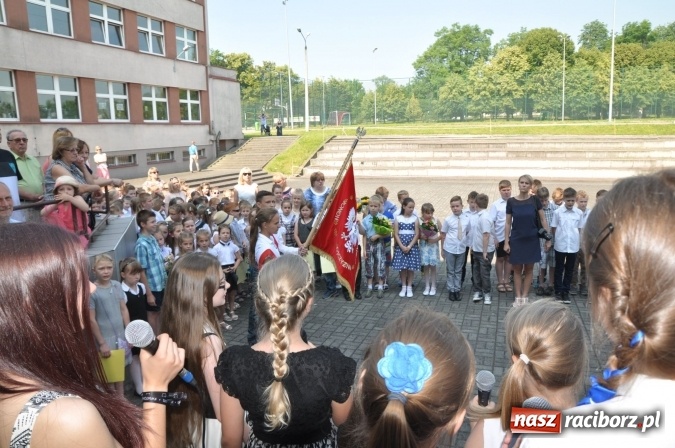 Zdjęcie w galerii na portalu naszraciborz.pl: Uroczyste zakończenie roku szkolnego w Szkole Podstawowej nr 18 im. Książąt Raciborskich wiadomości z regionu