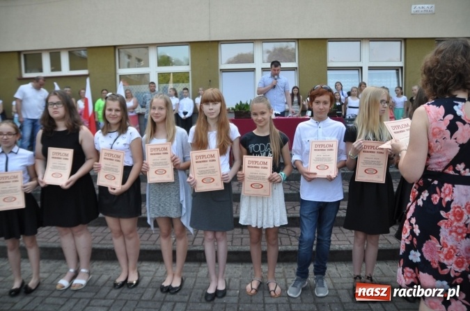 Zdjęcie w galerii na portalu naszraciborz.pl: Uroczyste zakończenie roku szkolnego w Szkole Podstawowej nr 18 im. Książąt Raciborskich wiadomości z regionu