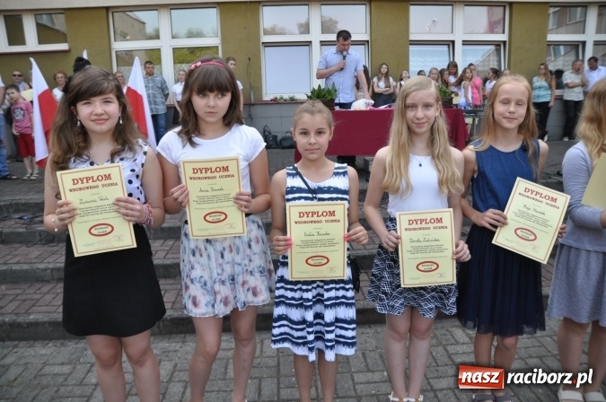 Zdjęcie w galerii na portalu naszraciborz.pl: Uroczyste zakończenie roku szkolnego w Szkole Podstawowej nr 18 im. Książąt Raciborskich wiadomości z regionu