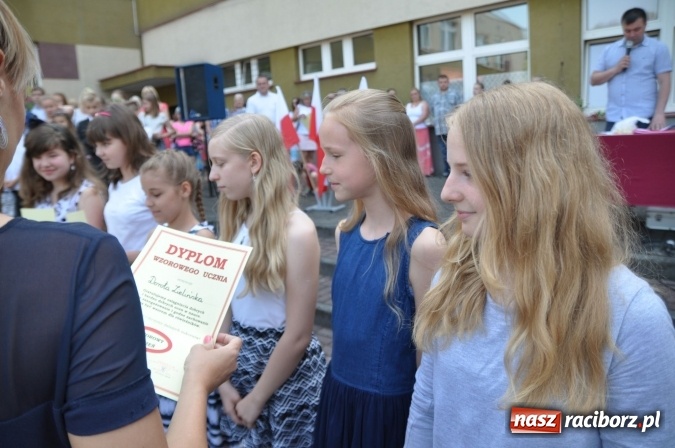 Zdjęcie w galerii na portalu naszraciborz.pl: Uroczyste zakończenie roku szkolnego w Szkole Podstawowej nr 18 im. Książąt Raciborskich wiadomości z regionu
