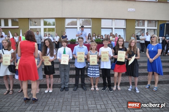 Zdjęcie w galerii na portalu naszraciborz.pl: Uroczyste zakończenie roku szkolnego w Szkole Podstawowej nr 18 im. Książąt Raciborskich wiadomości z regionu