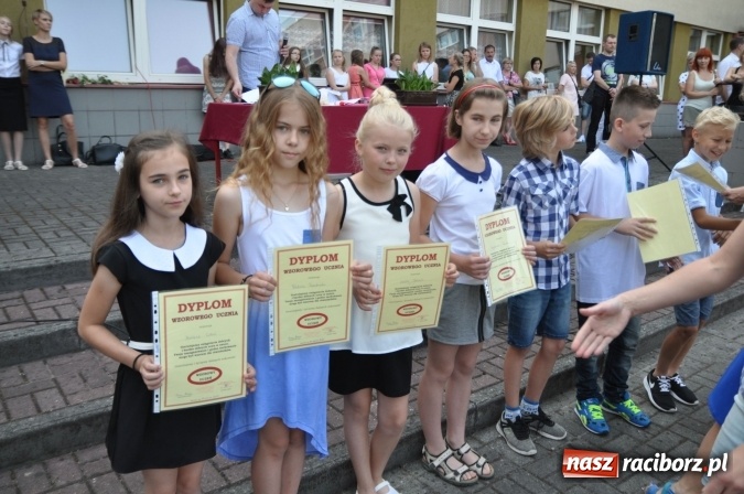 Zdjęcie w galerii na portalu naszraciborz.pl: Uroczyste zakończenie roku szkolnego w Szkole Podstawowej nr 18 im. Książąt Raciborskich wiadomości z regionu