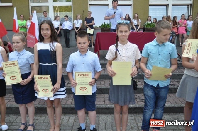 Zdjęcie w galerii na portalu naszraciborz.pl: Uroczyste zakończenie roku szkolnego w Szkole Podstawowej nr 18 im. Książąt Raciborskich wiadomości z regionu