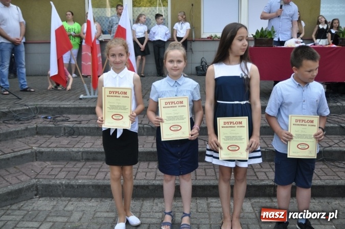 Zdjęcie w galerii na portalu naszraciborz.pl: Uroczyste zakończenie roku szkolnego w Szkole Podstawowej nr 18 im. Książąt Raciborskich wiadomości z regionu