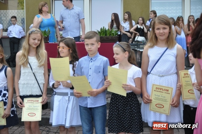 Zdjęcie w galerii na portalu naszraciborz.pl: Uroczyste zakończenie roku szkolnego w Szkole Podstawowej nr 18 im. Książąt Raciborskich wiadomości z regionu