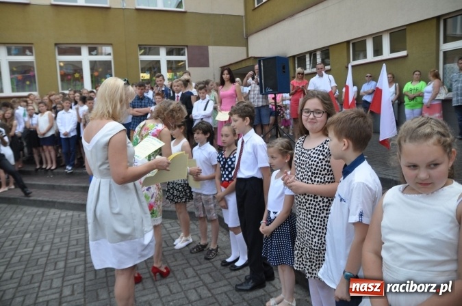 Zdjęcie w galerii na portalu naszraciborz.pl: Uroczyste zakończenie roku szkolnego w Szkole Podstawowej nr 18 im. Książąt Raciborskich wiadomości z regionu