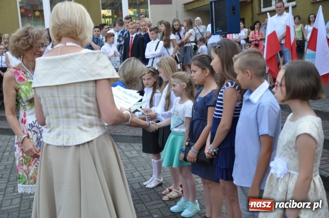 Zdjęcie w galerii na portalu naszraciborz.pl: Uroczyste zakończenie roku szkolnego w Szkole Podstawowej nr 18 im. Książąt Raciborskich wiadomości z regionu