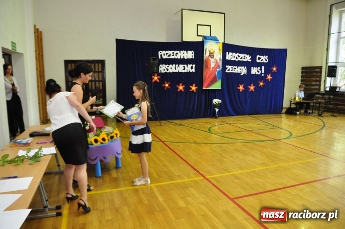 Zdjęcie w galerii na portalu naszraciborz.pl: Pierwsi absolwenci Katolickiej Niepublicznej Szkoły Podstawowej im. bł. Jana Pawła II w Raciborzu  wiadomości z regionu