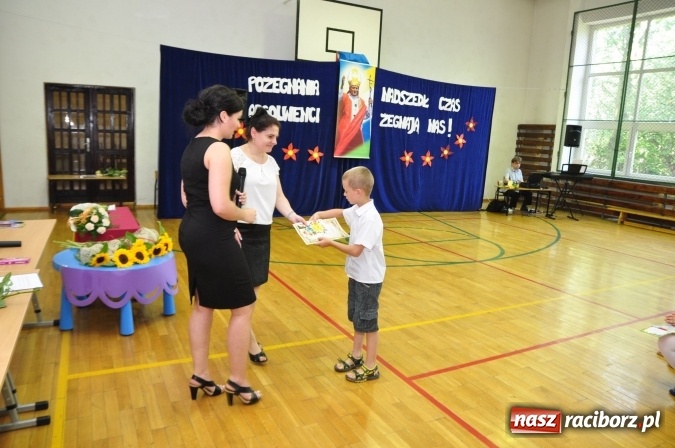 Zdjęcie w galerii na portalu naszraciborz.pl: Pierwsi absolwenci Katolickiej Niepublicznej Szkoły Podstawowej im. bł. Jana Pawła II w Raciborzu  wiadomości z regionu