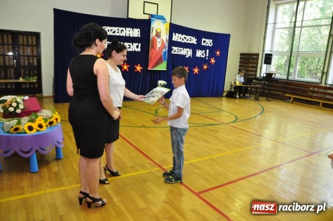 Zdjęcie w galerii na portalu naszraciborz.pl: Pierwsi absolwenci Katolickiej Niepublicznej Szkoły Podstawowej im. bł. Jana Pawła II w Raciborzu  wiadomości z regionu