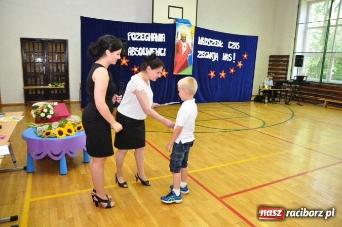 Zdjęcie w galerii na portalu naszraciborz.pl: Pierwsi absolwenci Katolickiej Niepublicznej Szkoły Podstawowej im. bł. Jana Pawła II w Raciborzu  wiadomości z regionu