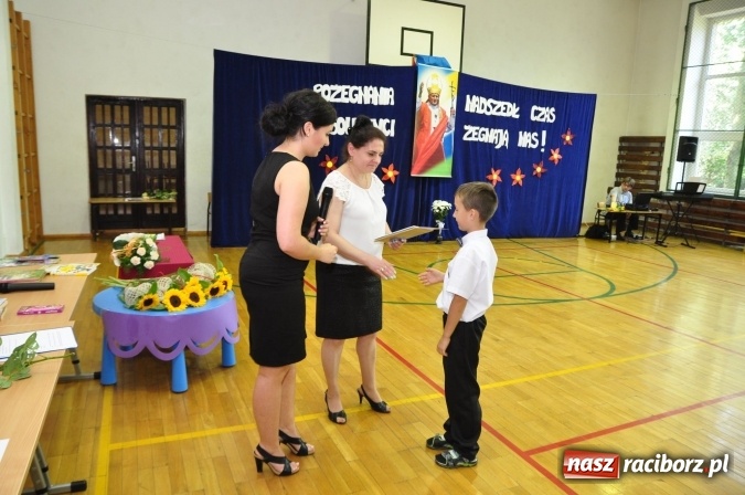 Zdjęcie w galerii na portalu naszraciborz.pl: Pierwsi absolwenci Katolickiej Niepublicznej Szkoły Podstawowej im. bł. Jana Pawła II w Raciborzu  wiadomości z regionu