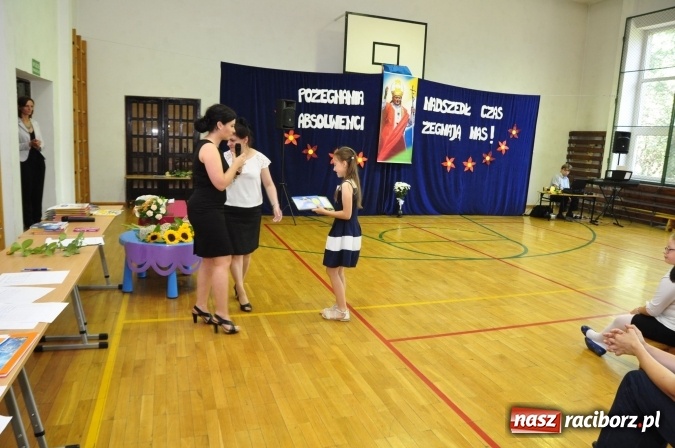 Zdjęcie w galerii na portalu naszraciborz.pl: Pierwsi absolwenci Katolickiej Niepublicznej Szkoły Podstawowej im. bł. Jana Pawła II w Raciborzu  wiadomości z regionu