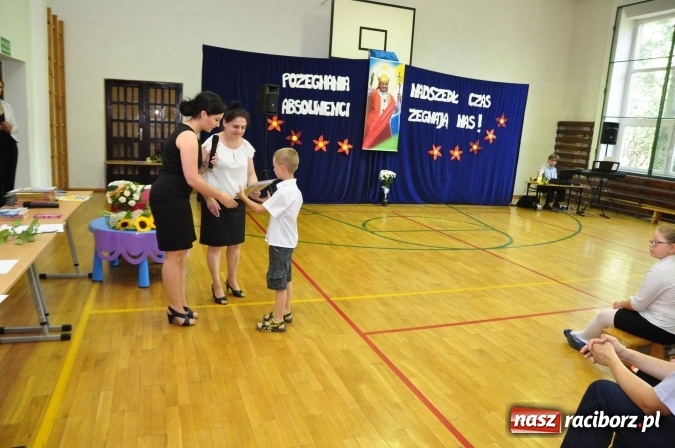 Zdjęcie w galerii na portalu naszraciborz.pl: Pierwsi absolwenci Katolickiej Niepublicznej Szkoły Podstawowej im. bł. Jana Pawła II w Raciborzu  wiadomości z regionu