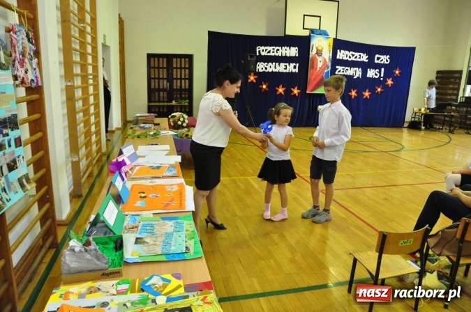 Zdjęcie w galerii na portalu naszraciborz.pl: Pierwsi absolwenci Katolickiej Niepublicznej Szkoły Podstawowej im. bł. Jana Pawła II w Raciborzu  wiadomości z regionu
