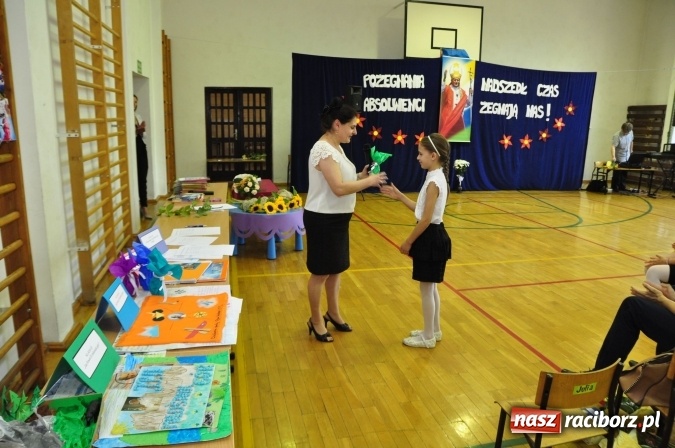 Zdjęcie w galerii na portalu naszraciborz.pl: Pierwsi absolwenci Katolickiej Niepublicznej Szkoły Podstawowej im. bł. Jana Pawła II w Raciborzu  wiadomości z regionu