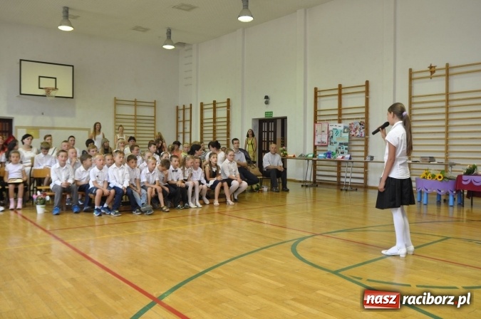 Zdjęcie w galerii na portalu naszraciborz.pl: Pierwsi absolwenci Katolickiej Niepublicznej Szkoły Podstawowej im. bł. Jana Pawła II w Raciborzu  wiadomości z regionu