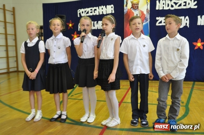 Zdjęcie w galerii na portalu naszraciborz.pl: Pierwsi absolwenci Katolickiej Niepublicznej Szkoły Podstawowej im. bł. Jana Pawła II w Raciborzu  wiadomości z regionu