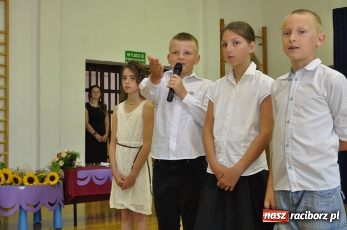 Zdjęcie w galerii na portalu naszraciborz.pl: Pierwsi absolwenci Katolickiej Niepublicznej Szkoły Podstawowej im. bł. Jana Pawła II w Raciborzu  wiadomości z regionu