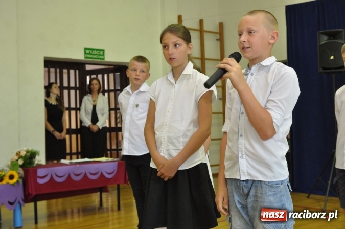 Zdjęcie w galerii na portalu naszraciborz.pl: Pierwsi absolwenci Katolickiej Niepublicznej Szkoły Podstawowej im. bł. Jana Pawła II w Raciborzu  wiadomości z regionu