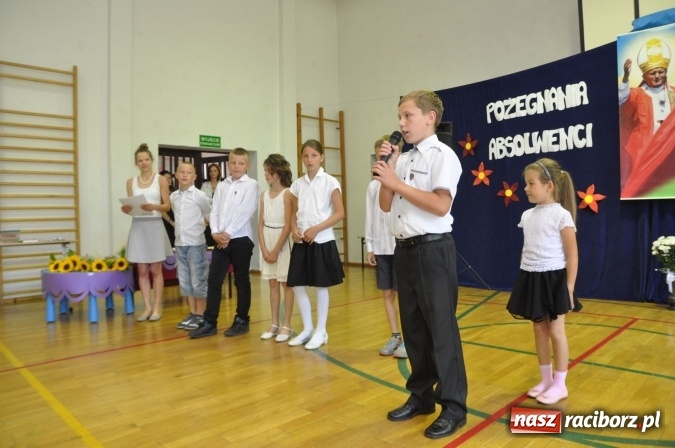 Zdjęcie w galerii na portalu naszraciborz.pl: Pierwsi absolwenci Katolickiej Niepublicznej Szkoły Podstawowej im. bł. Jana Pawła II w Raciborzu  wiadomości z regionu